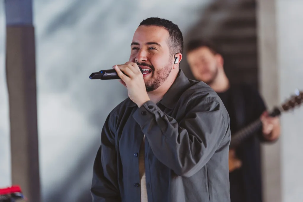 Cantor Isaías Saad em destaque, um dos artistas gospel mais tocados em novembro de 2025, com louvores que promovem avivamento espiritual.