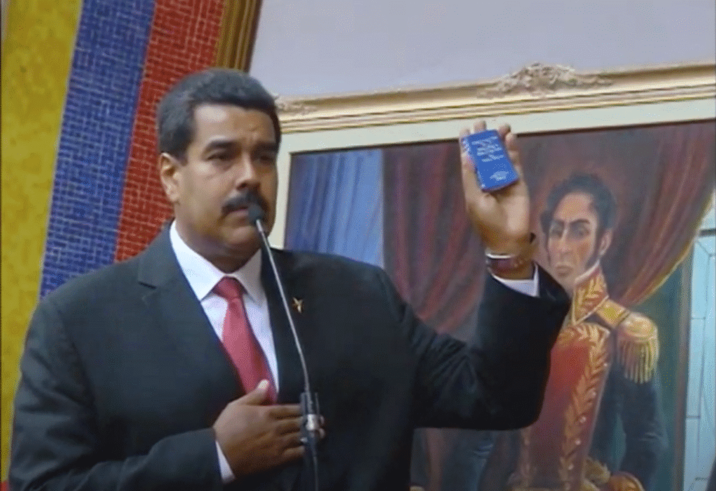 Retrato de Nicolás Maduro, líder venezuelano, em um contexto de eventos globais. A imagem convida à reflexão sobre a soberania de Deus e a necessidade de avivamento espiritual, buscando uma perspectiva bíblica para 2026.